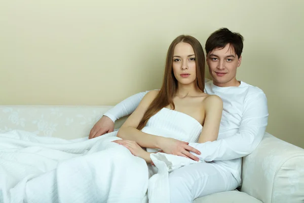 Жінка і чоловік відпочивають вдома — стокове фото