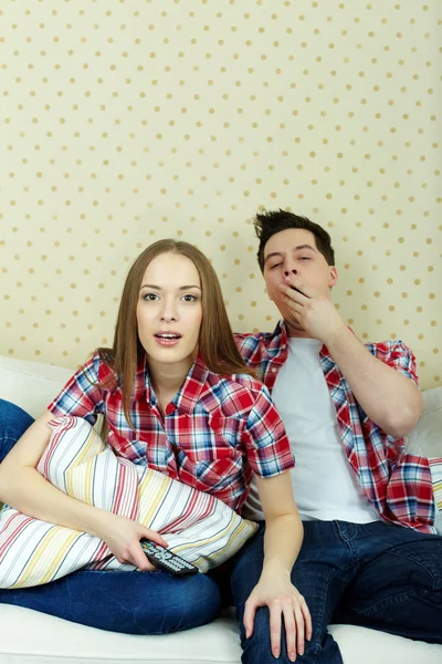 Casal durante assistir TV — Fotografia de Stock