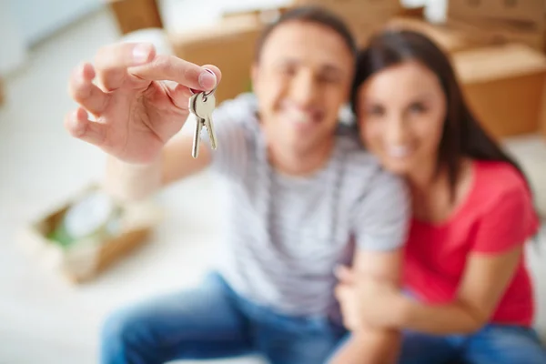 Homem mostrando chaves de novo apartamento — Fotografia de Stock