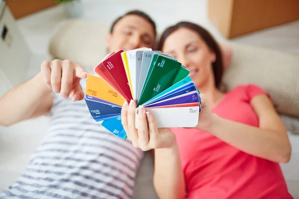 Pareja mirando paleta de colores — Foto de Stock