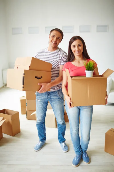 Casal em novo apartamento — Fotografia de Stock