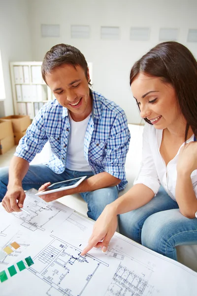 Couple discussing plan of new flat — Stock Photo, Image