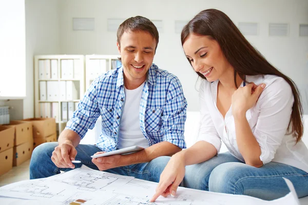 Paar tijdens bespreking van plan van flat — Stockfoto