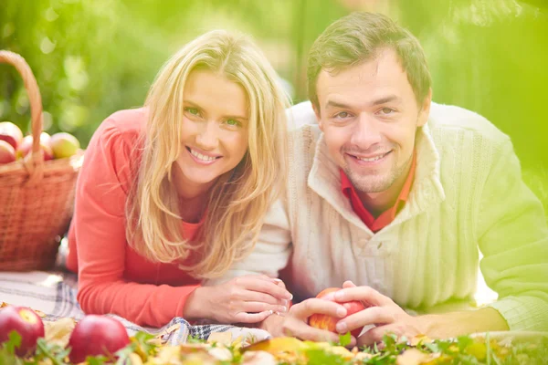 Pareja con manzanas maduras en el parque — Foto de Stock