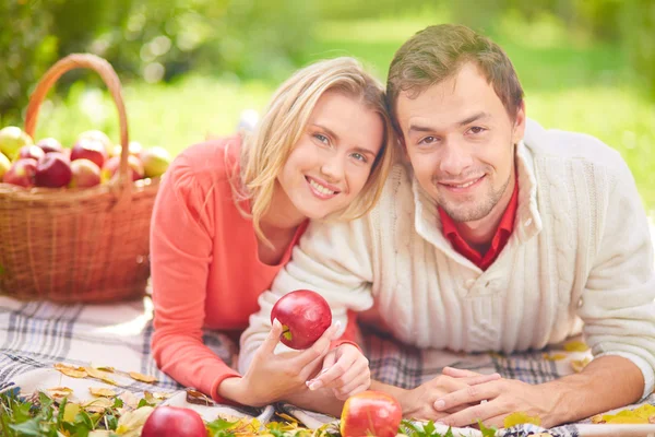 Casal com maçãs maduras no parque — Fotografia de Stock