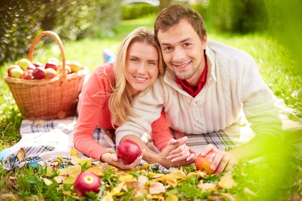 情侣在公园里的苹果 — 图库照片