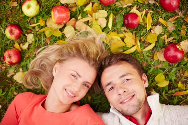 Pareja con manzanas tiradas en el suelo —  Fotos de Stock