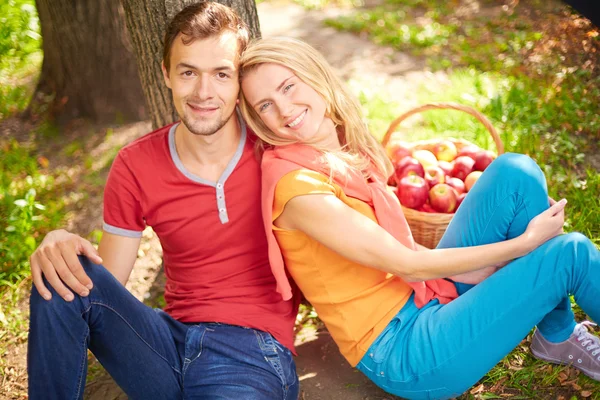 Couple assis dans le parc — Photo