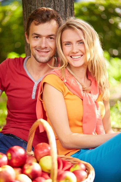 Young couple  in park — Stock Photo, Image