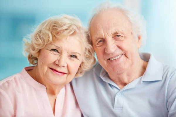 Candid pareja de ancianos — Foto de Stock