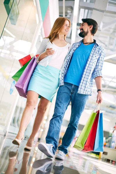 Paar beim Einkaufen im Einkaufszentrum — Stockfoto