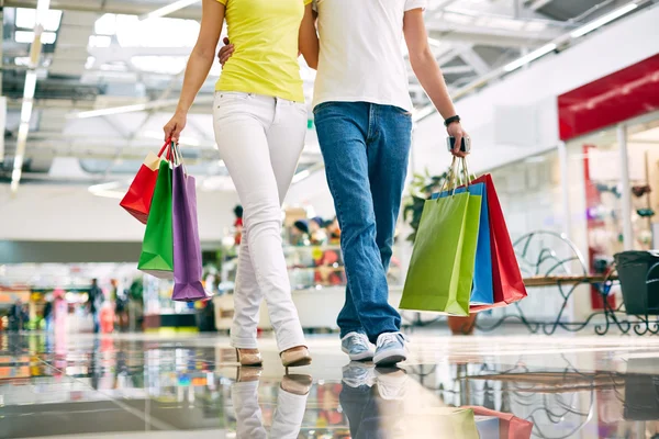 Casal indo no shopping — Fotografia de Stock