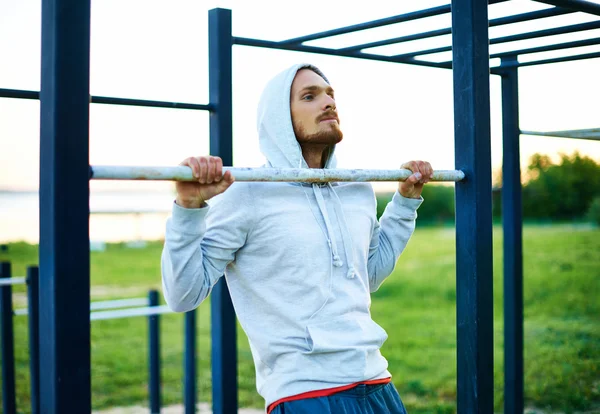 Männertraining an Sportgeräten — Stockfoto