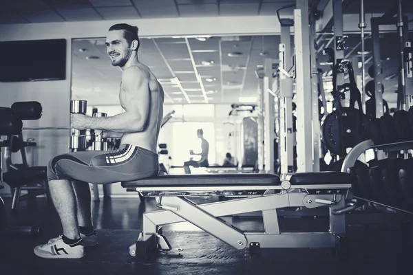 Man utbildning i gym — Stockfoto