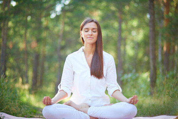 Frau in Lotus-Pose — Stockfoto