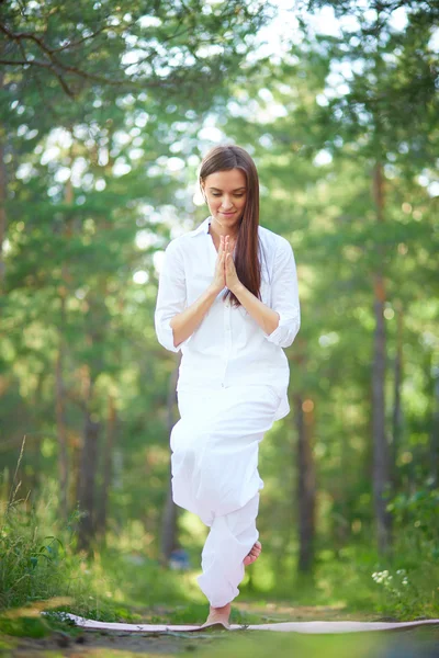 Vrouw die yoga beoefent — Stockfoto