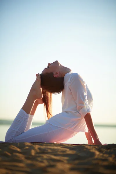 Ragazza che fa esercizio di stretching — Foto Stock