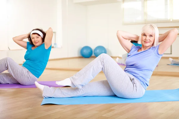 Mulheres fazendo exercício físico — Fotografia de Stock