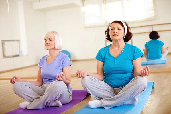 Yaşlı kadın Yoga egzersiz yaparak — Stok fotoğraf