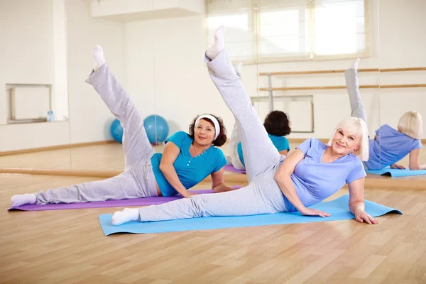 Donne che fanno esercizio fisico — Foto Stock