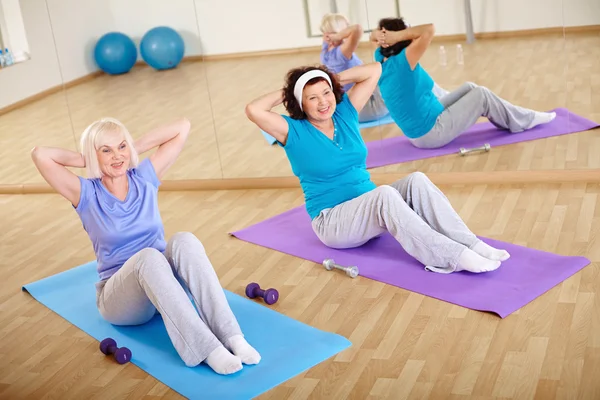 Mulheres fazendo exercício físico — Fotografia de Stock