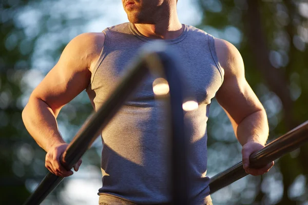 Man opleiding inzake de sportuitrusting van de — Stockfoto