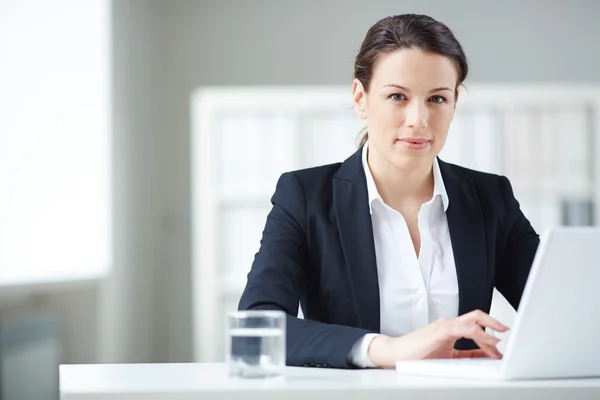 Businesswoman typing — Stock Photo, Image