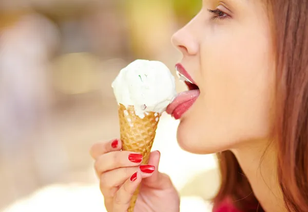 여 자가 즐기는 아이스크림 — 스톡 사진