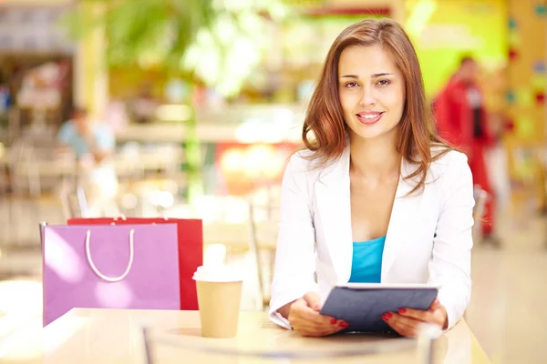 Chica de compras con touchpad — Foto de Stock