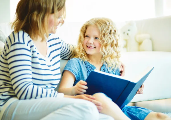 Ragazza ascoltando sua madre raccontare storia — Foto Stock