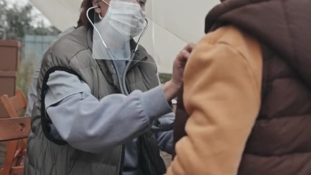 Gros Plan Moyen Une Travailleuse Médicale Dans Écran Facial Protecteur — Video