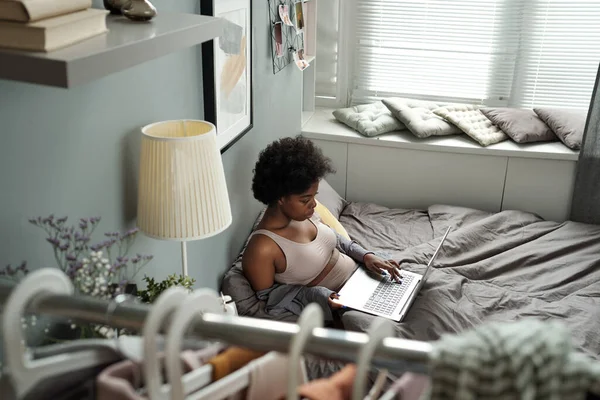 Afrikanerin in Unterwäsche vernetzt sich mit Laptop im Bett — Stockfoto