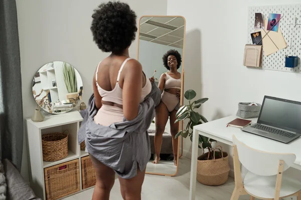 Feliz joven africana en ropa interior mirando en el espejo —  Fotos de Stock