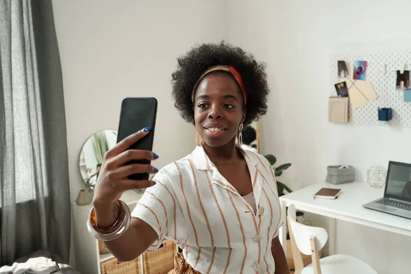 Giovane sorridente donna home office lavoratore fare selfie — Foto Stock