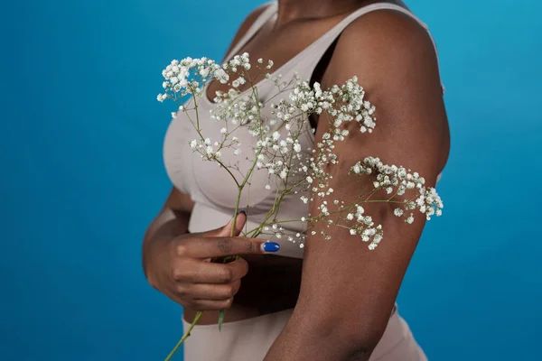 Mittelteil der Plus-Size-Frau in Unterwäsche mit Wildblumen — Stockfoto