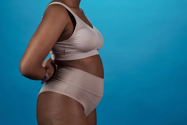 Sidovy över ung plus storlek aktiv kvinna i underkläder — Stockfoto