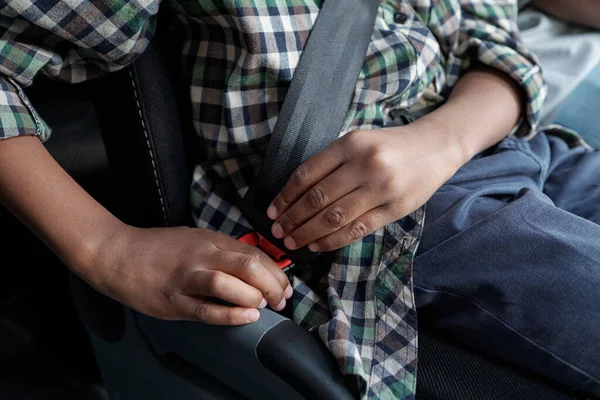 Manos del cinturón de seguridad para niños africanos antes de montar — Foto de Stock