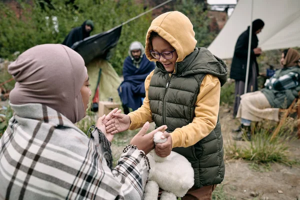 Niña feliz jugando con una joven en hijab — Foto de Stock