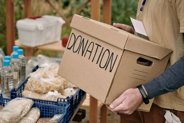 Varón voluntario sosteniendo caja de donación embalada —  Fotos de Stock