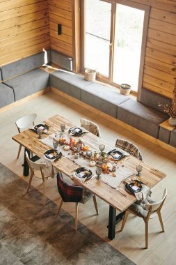 Yemek masası büyük yemek odasında duruyor.