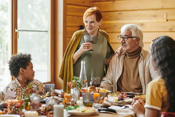 Familjen sitter vid bordet — Stockfoto