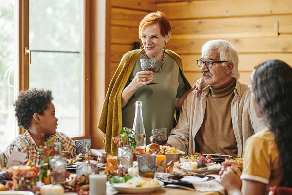 Familie zitten aan de tafel — Stockfoto