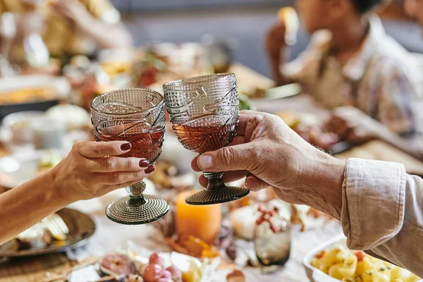 Paar toastjes met glazen met rode wijn — Stockfoto
