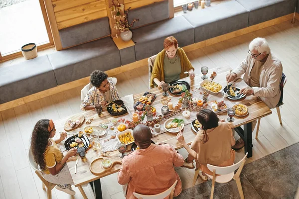 Familjen äter middag tillsammans — Stockfoto