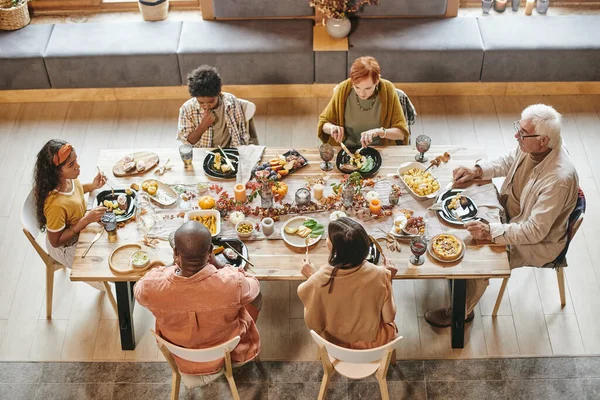 Cena in famiglia al tavolo da pranzo — Foto Stock