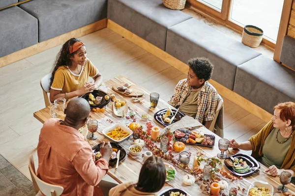 Famiglia seduta al tavolo da pranzo vacanza — Foto Stock