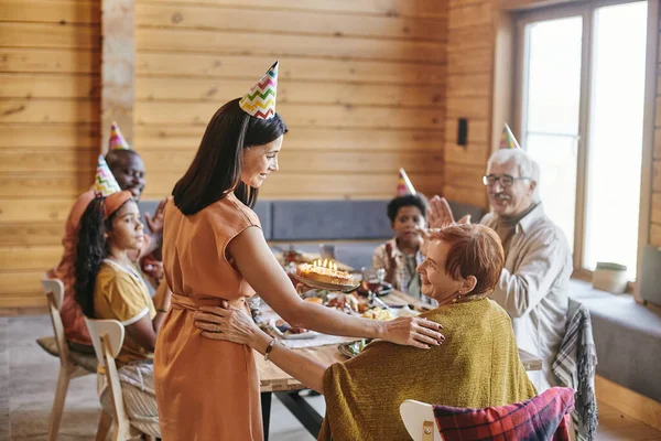 Семья празднует день рождения вместе — стоковое фото