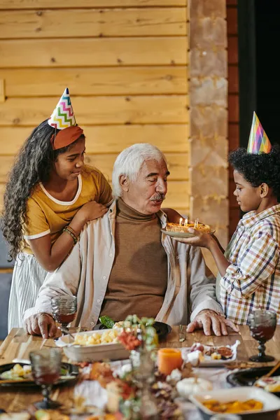 Чоловік святкує день народження зі своєю родиною — стокове фото