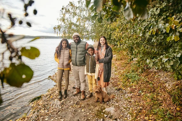 Lycklig familj promenader i skogen — Stockfoto