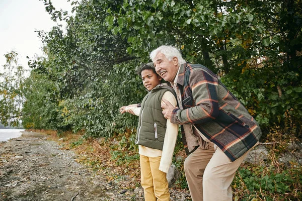 Dziadek spacerujący z wnukiem na świeżym powietrzu — Zdjęcie stockowe